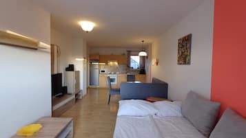 Iron/ironing board, free WiFi, bed sheets