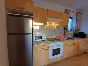 Fridge, microwave, oven, coffee/tea maker
