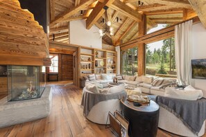 Smart-TV, peis, bøker og stereoanlegg