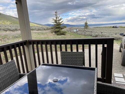 Red Bear Vista-3Br, 2Ba, Minutes to Henrys Lake