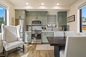 Refrigerador, microondas, horno, placa de cocina
