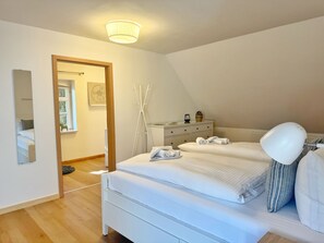 2 bedrooms, desk, WiFi, bed sheets