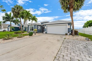 Property grounds - Resort Life at it's finest! Beautiful Pool Home only 10 Minutes from World Class Beaches! (Fort Myers)