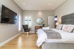 4 bedrooms, desk, iron/ironing board, free WiFi - Mountain Vista Luxury Escape | Onrus | Pool | | Hot Tub (Onrus)