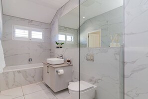 Sèche-cheveux, serviettes fournies, savon, shampoing