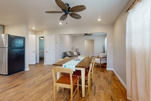 Dining - HS614  Parking for 4 Vehicles , Near Shopping and Marina (Port Aransas)