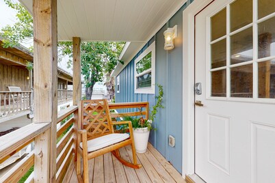 Garage Access, Parking for 4 Vehicles , Near Shopping and Marina