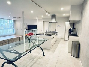 Réfrigérateur, micro-ondes, plaque de cuisson