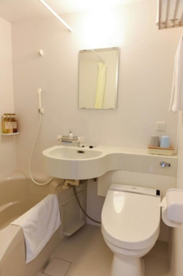 A bathroom with a sink, toilet, and bathtub. - Room only Japanesestyle semidouble room  Chil / Osaka Ōsaka (Osaka)