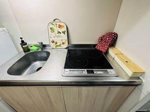 Kühlschrank, Mikrowelle, Herdplatte