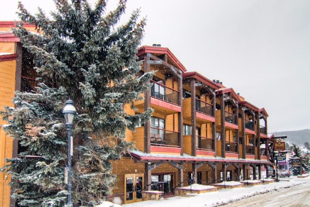 Location! Budget Friendly w/ Garage Parking!!