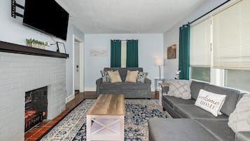 Smart TV, chimenea y tenis de mesa