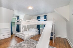 2 bedrooms, desk, travel crib, WiFi