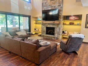 スマートテレビ、暖炉、卓球台