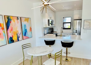 Fridge, microwave, oven, stovetop - Naples Sol
waterfront condo
newly remodeled (Naples)