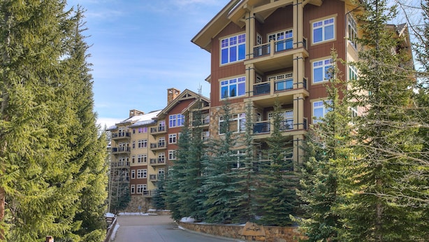 A multi-story hotel with balconies, surrounded by evergreen trees. - 3br Ski-in/ski-out~on Mountain~lone Eagle 3053 3 Bedroom Condo by RedAwning (Keystone)