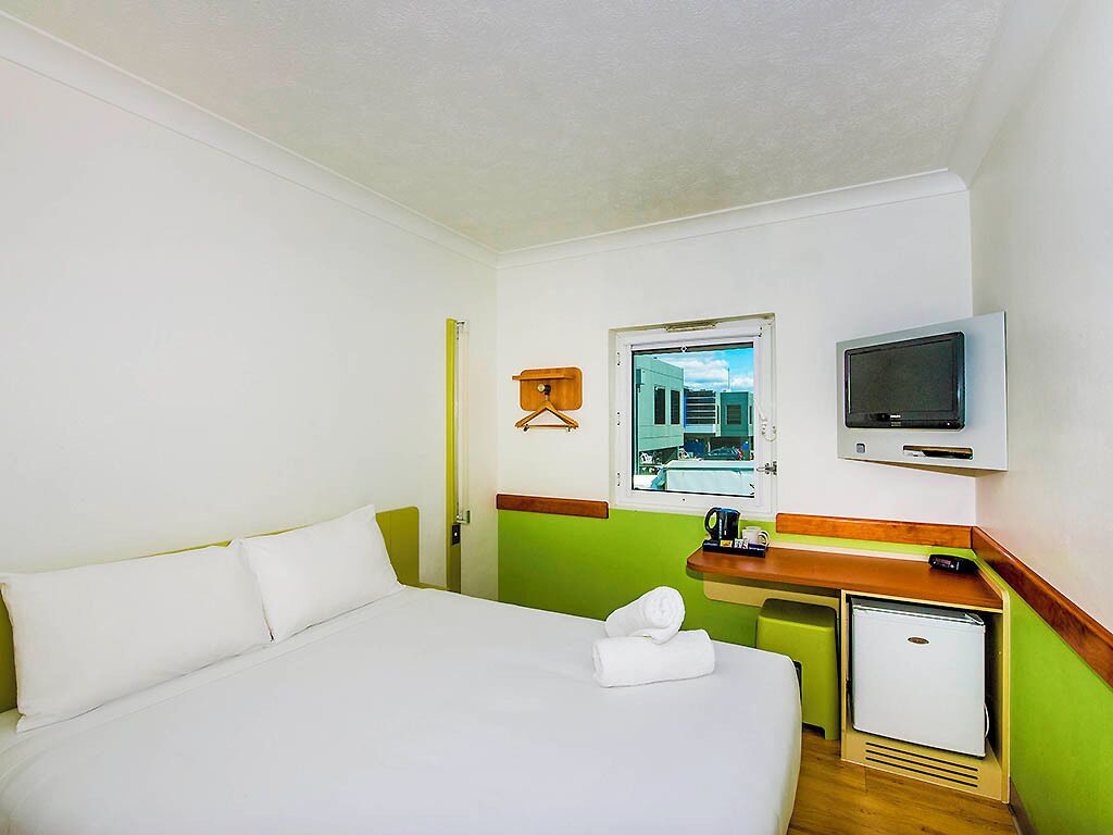 Standard Room, 1 Queen Bed | 1 bedroom, desk, laptop workspace, iron/ironing board