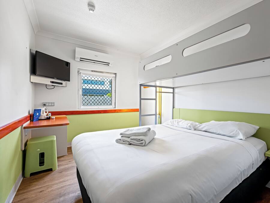 Quarto família | 1 quarto, escrivaninha, espaço de trabalho para notebook