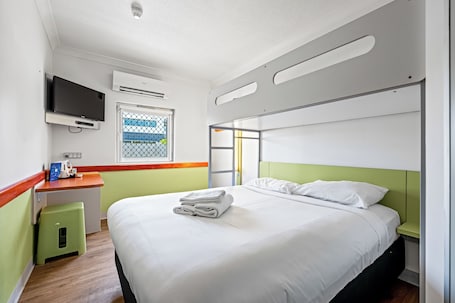 1 habitación, escritorio y espacio para trabajar con laptop