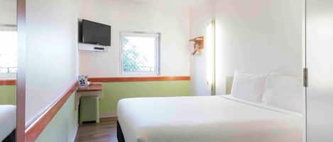 1 habitación, escritorio y espacio para trabajar con laptop