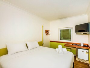 1 bedroom, desk, laptop workspace, iron/ironing board - Imperial Motel Windsor (Windsor)