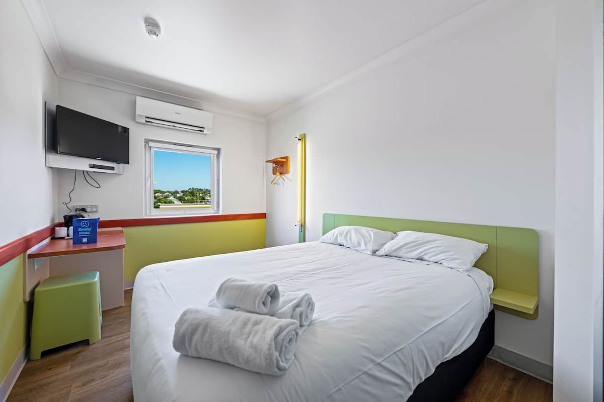Standaard kamer, 1 kingsize bed | 1 slaapkamer, een bureau, een laptopwerkplek