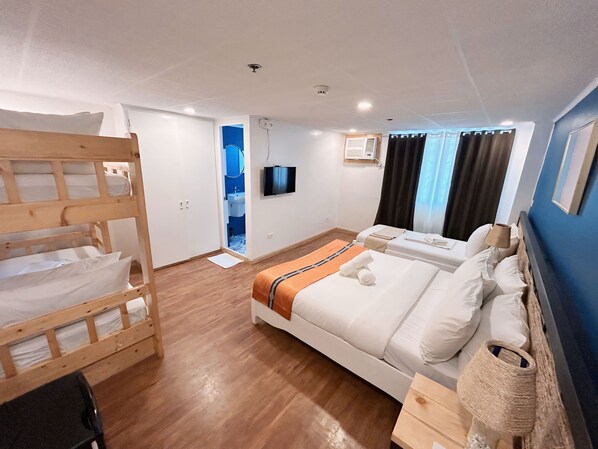 Family Room | Desk, free WiFi - The New View by Ecotel (Iloilo)