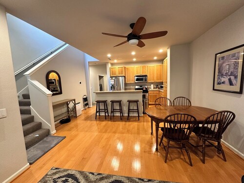 Cotati Station condo with Garage and A/C