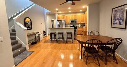 Cotati Station condo with Garage and A/C