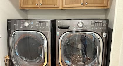 Cotati Station condo with Garage and A/C