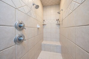 Douche, sèche-cheveux, serviettes fournies, savon