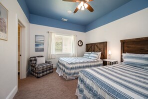 4 habitaciones, tabla de planchar con plancha y cuna de viaje 