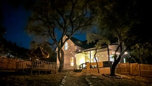 A house with a visible deck and a pathway leading to the entrance. - 4BR Sleeps 12 - Hottub Firepit - 1 Mile to Lake & River! (Canyon Lake)