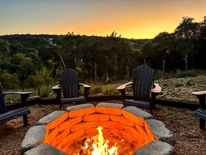 Property grounds - 4BR Sleeps 12 - Hottub Firepit - 1 Mile to Lake & River! (Canyon Lake)