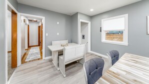Une pièce comprenant un lit, un bureau et une chaise. Il y a une fenêtre donnant sur l’extérieur.