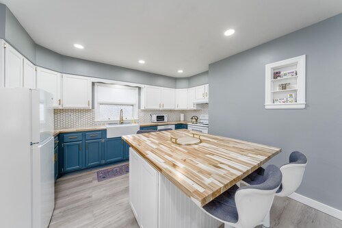 Adorable Downtown Loveland Chalet