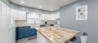 Adorable Downtown Loveland Chalet