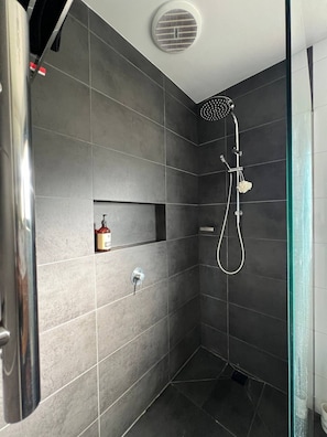 Shower, jetted tub, hair dryer, towels - Brum's Place | Inner City Tropical Haven (Maribyrnong)