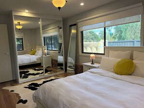 6 bedrooms, desk, iron/ironing board, WiFi - Brum's Place | Inner City Tropical Haven (Maribyrnong)