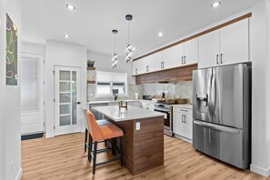 Réfrigérateur, four à micro-ondes, un four, surface de cuisson