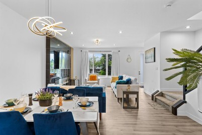 ⭐Luxurious Downtown Duplex⭐ Magnificent ⭐Stylish ⭐Modern ⭐Sleeps 7