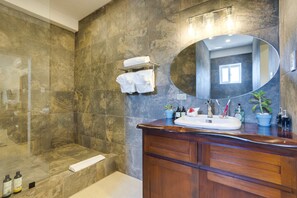 Shower, hair dryer, towels - F7 Studio in the hearth of Placencia (F7) (Placencia Village)