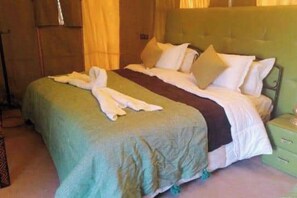6 bedrooms, WiFi, bed sheets
