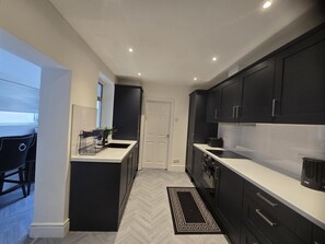 Frigorífico, microondas, horno y placa de cocina