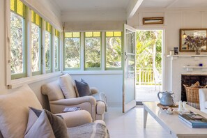 TV - Privacy and romance, life by the beach (Waiheke Island)