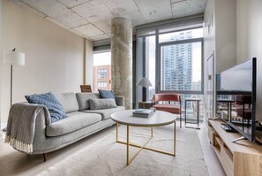 Fernseher, Stereoanlage, Arbeitsbereiche