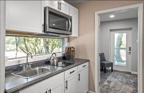 Kühlschrank, Mikrowelle, Herdplatte, Wasserkocher mit Kaffee-/Teezubehör