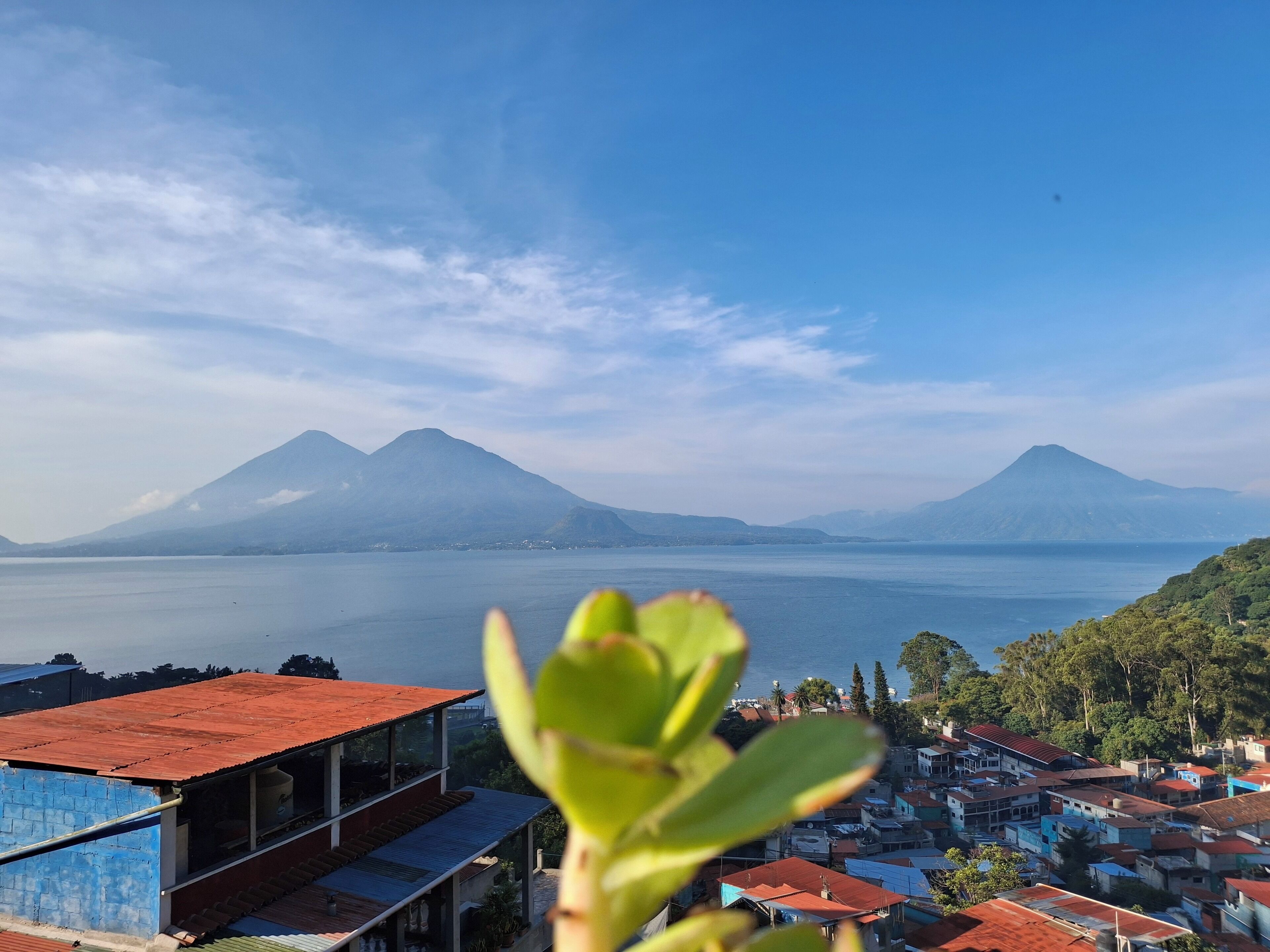 Un pueblo costero con vistas a dos montañas a lo lejos.
