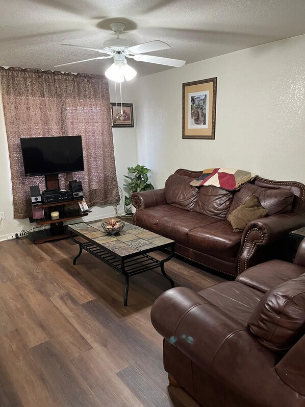 Living area - Fully Furnished 2 Bedroom Townhouse in Killeen, TX (Killeen)