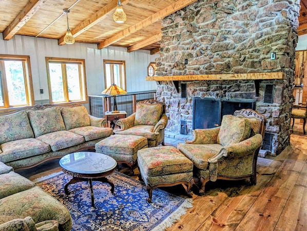 TV connectée, cheminée, jeux vidéo, baby-foot